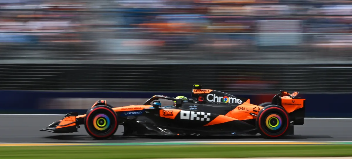 Vůz McLaren Landa Norrise v akci během Velké ceny Austrálie 2025.
