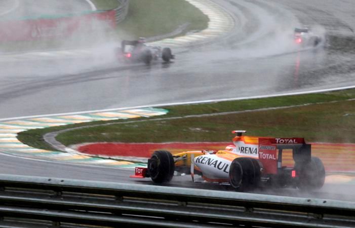 Závodění na okruhu Interlagos v São Paulu, F1 monoposty v zatáčce.