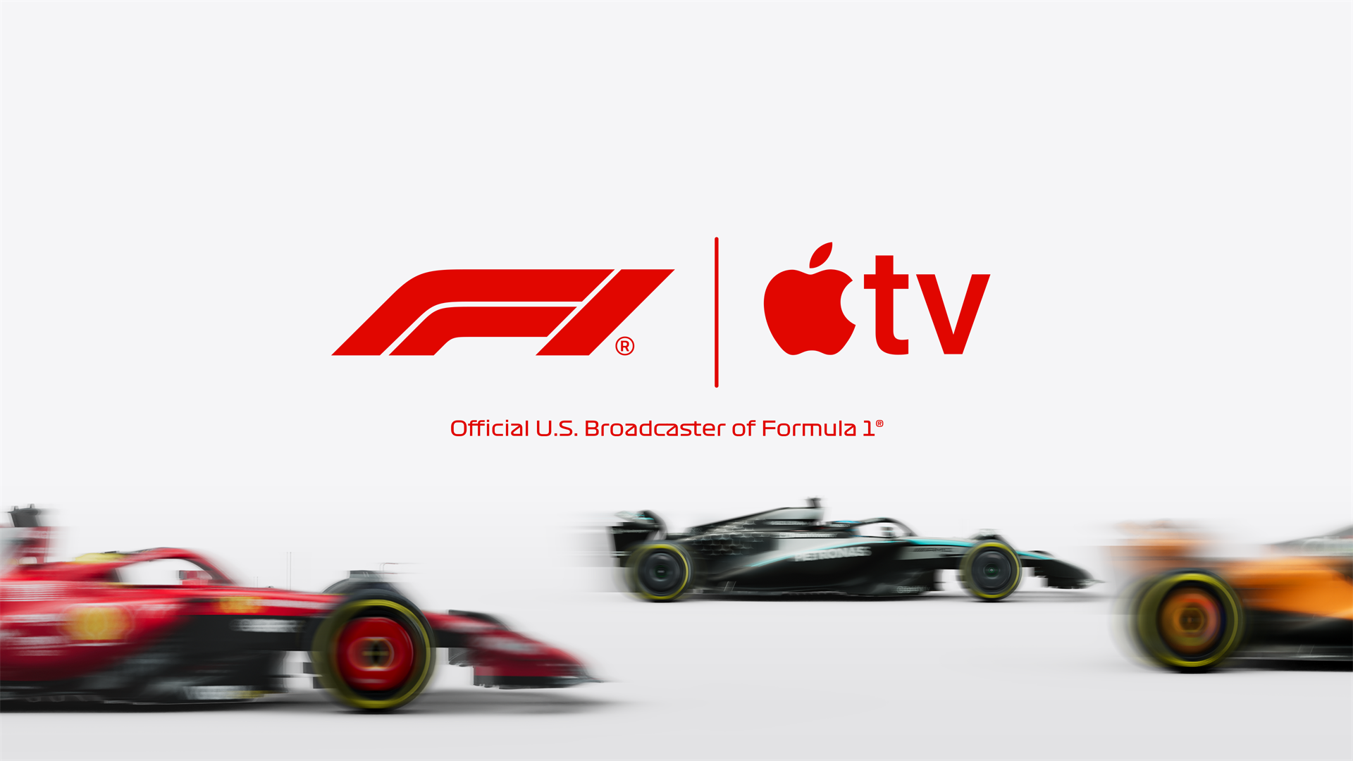Logo Formule 1 a logo Apple TV+ s vozy F1 v popředí.