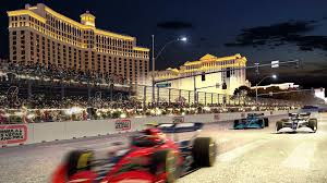 F1 monopost s efektem rychlosti projíždějící kolem kasin na Las Vegas Strip v noci