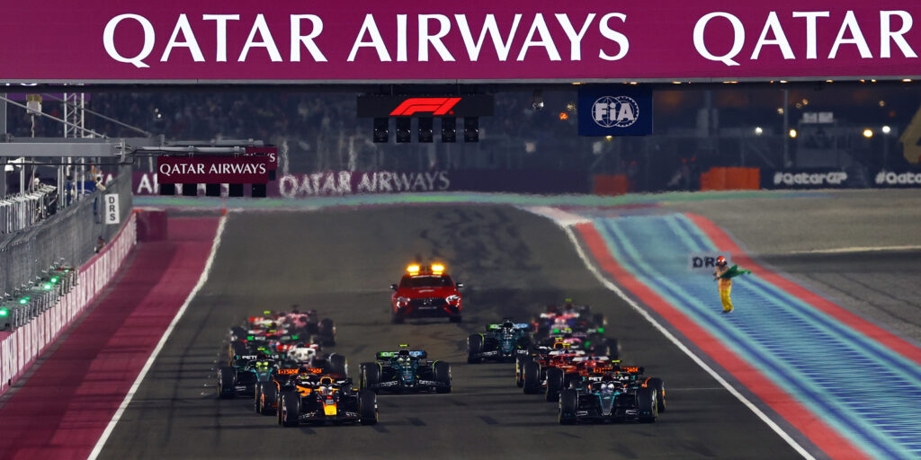 Start nočního závodu F1 v Kataru 2025 na okruhu Lusail International Circuit.