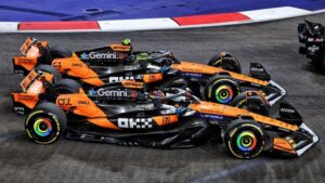 Monopost McLaren MCL39 s viditelně opotřebenou podlahovou deskou po Velké ceně Las Vegas Formule 1.