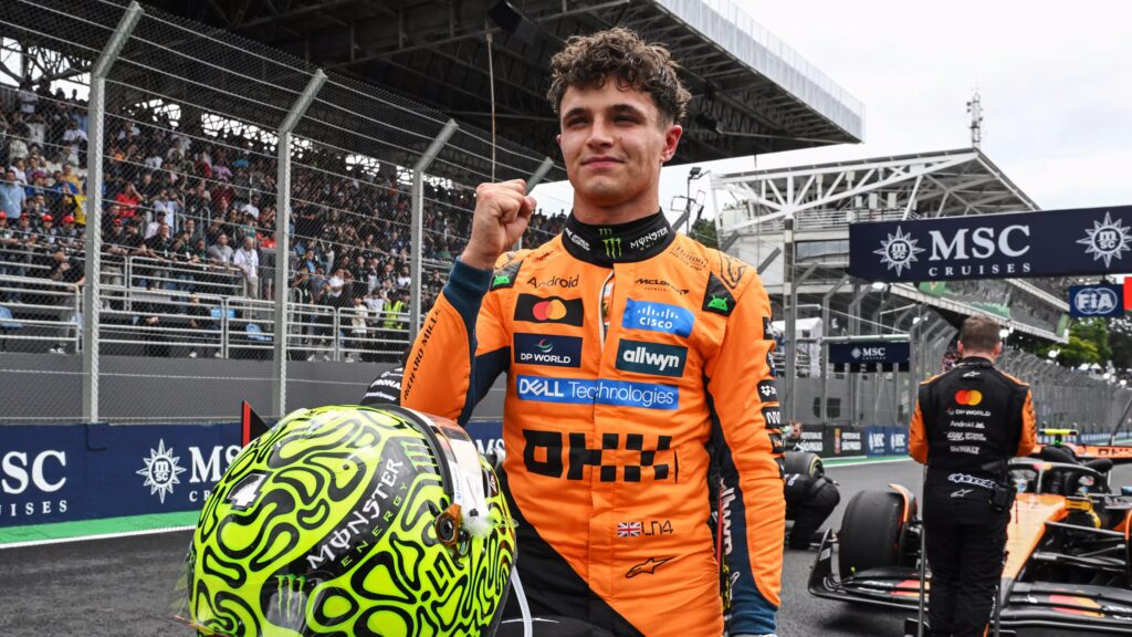 Lando Norris triumfálně slaví vítězství ve Velké ceně Sao Paula 2025.