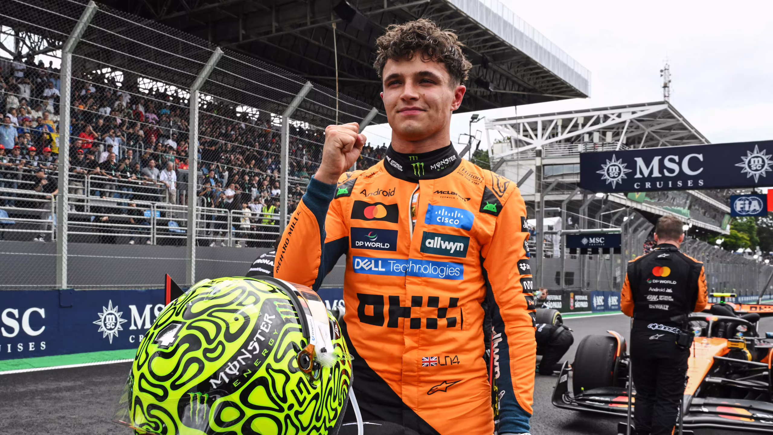 Lando Norris triumfálně slaví vítězství ve Velké ceně Sao Paula 2025.