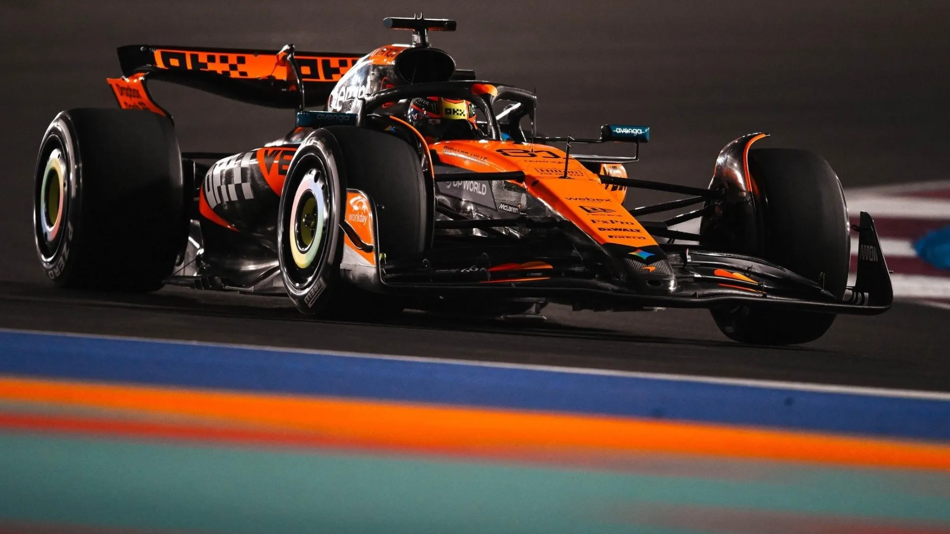 Oscar Piastri (McLaren) v nočním sprintu F1 v Kataru, vítěz závodu.