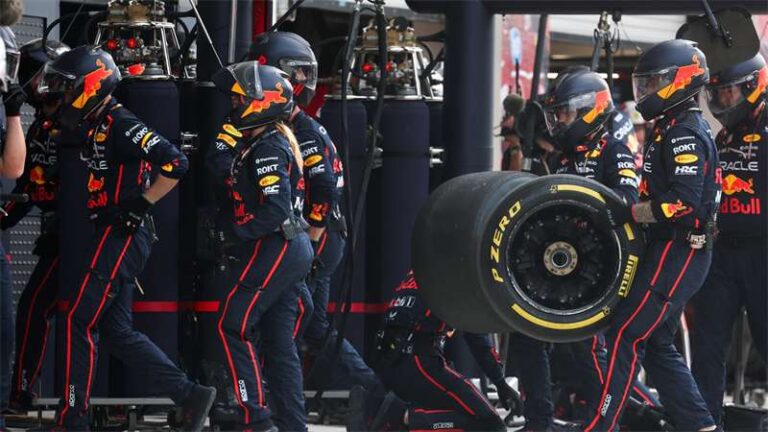Mechanici Red Bull Racing v boxech vyměňují pneumatiku Pirelli P Zero.