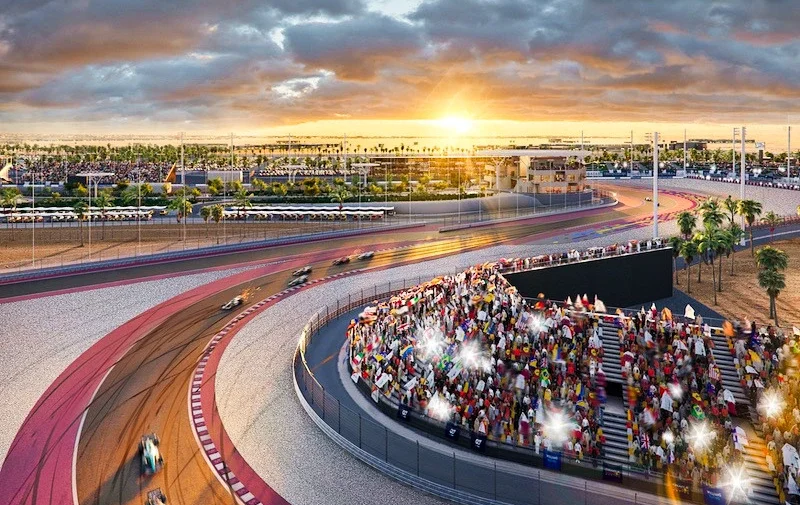 Okruh Lusail International Circuit v Kataru osvětlený západem slunce před Velkou cenou Formule 1 v roce 2025.