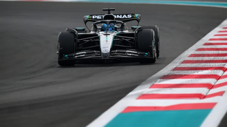 george russell mercedes f1 vůz w14 v akci fp3 velká cena abu dhabi okruh yas marina zatáčka