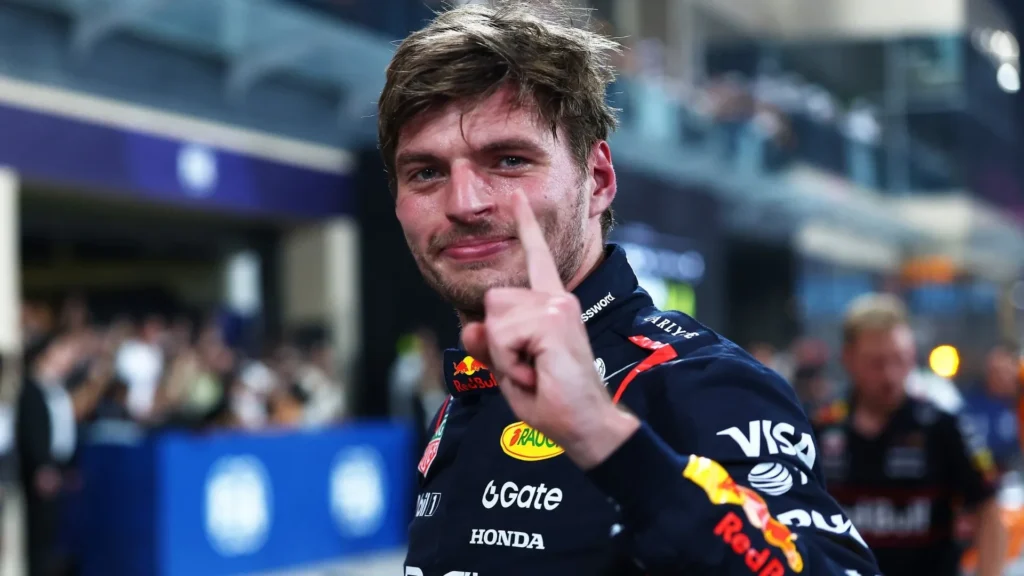 "Tři závodníci Formule 1 Max Verstappen, Lando Norris a Oscar Piastri se usmívají po kvalifikaci v Abú Zabí, kde Verstappen získal pole position."