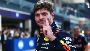 "Tři závodníci Formule 1 Max Verstappen, Lando Norris a Oscar Piastri se usmívají po kvalifikaci v Abú Zabí, kde Verstappen získal pole position."