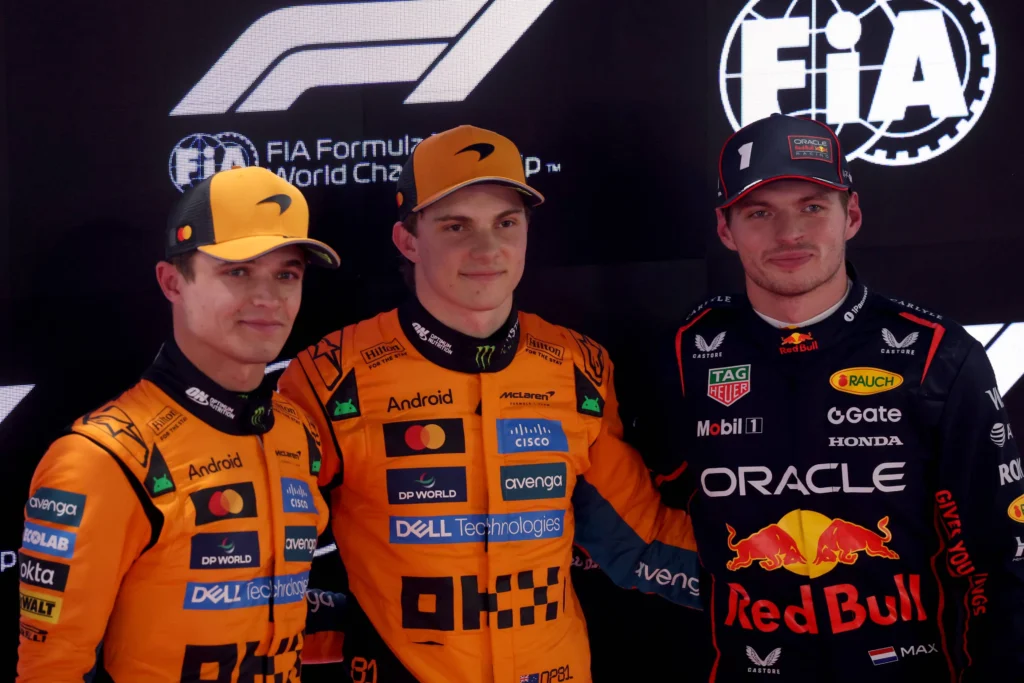 Oscar Piastri a Lando Norris (McLaren) a Max Verstappen na pódium tiskové konferenci